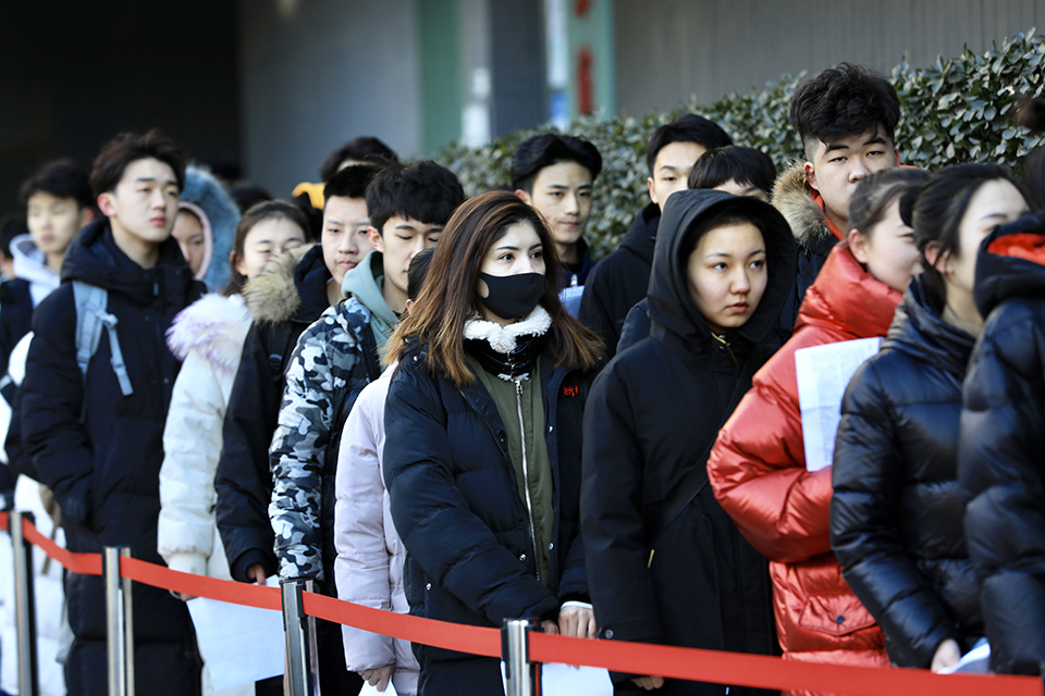 表演学院考生排队候考。图片来源：北京电影学院