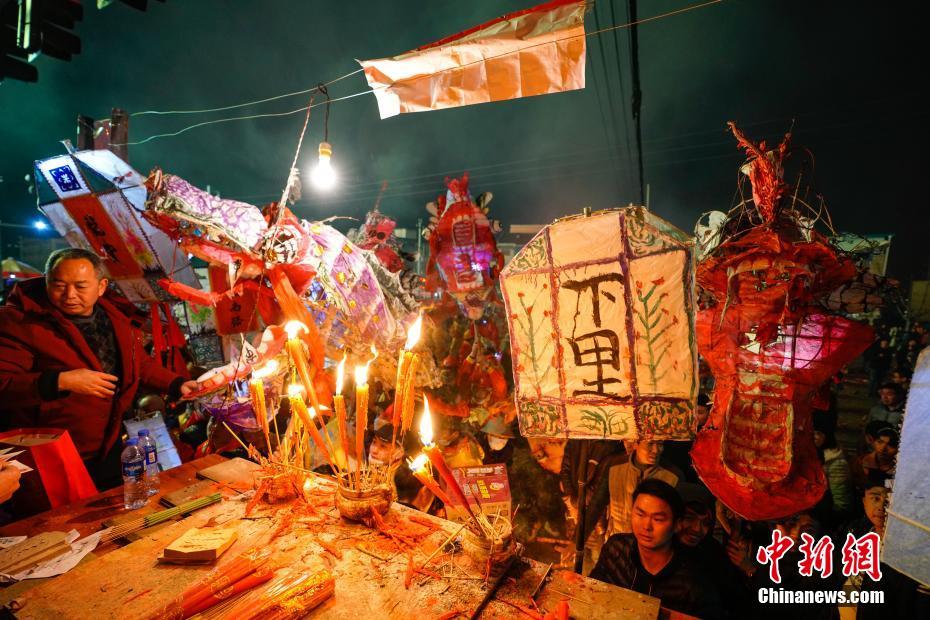 2月16日，贵州省余庆县民众举行“舞龙嘘花”民俗活动，喜迎元宵佳节。该活动作为余庆县春节期间的特色民俗活动，2007年5月被列入贵州省非物质文化遗产名录。中新社记者 贺俊怡 摄