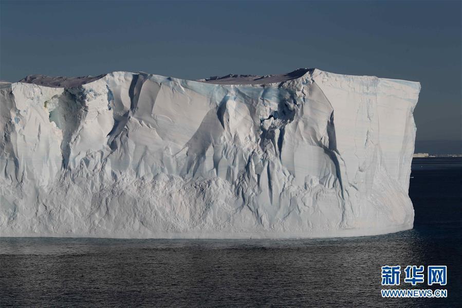 这是保持着从冰架上断落时形状的平顶冰山（2月15日摄）。新华社记者 刘诗平 摄 图片来源：新华网
