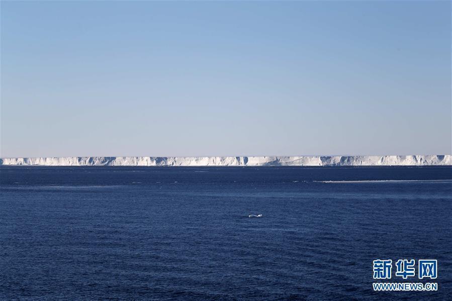 2月15日，“雪龙”号途经南极西冰架。图为南极西冰架前沿。新华社记者 刘诗平 摄 图片来源：新华网