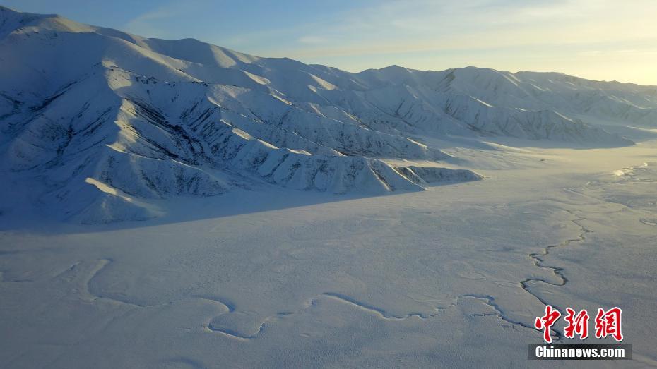 无人机拍摄的新疆和静县巴音布鲁克草原雪景。中新社发 确·胡热 摄 图片来源：CNSPHOTO