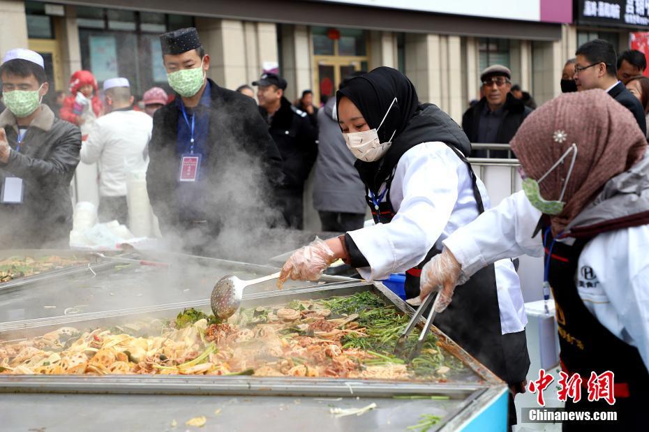据悉，“美味火锅千人免费尝”活动从正月十二开始，将持续三天。 石延寿 摄 图片来源：中新网