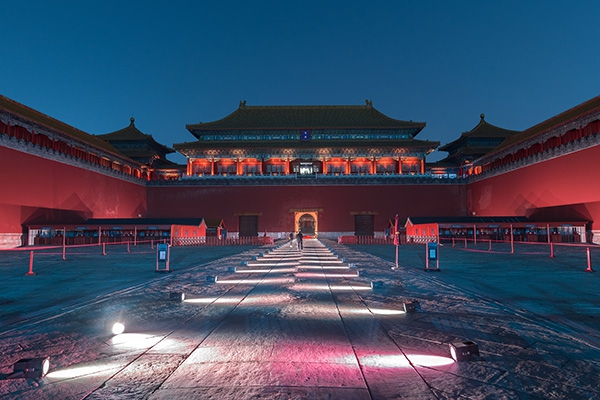 今年正月十五和正月十六，故宫博物院将连刷三个首次，成为京城“最亮”景点——建院94年来首次举办“灯会”，紫禁城古建筑群首次在晚间被较大规模点亮，首次在晚间免费对预约公众开放。