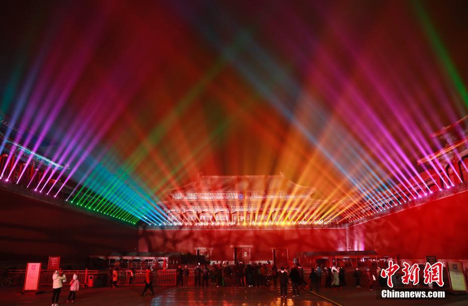 2月18日，北京故宫午门调试灯光。19日和20日，故宫博物院将建院94年来首次举办“灯会”，紫禁城古建筑群首次在晚间被较大规模点亮。中新社记者 杜洋 摄