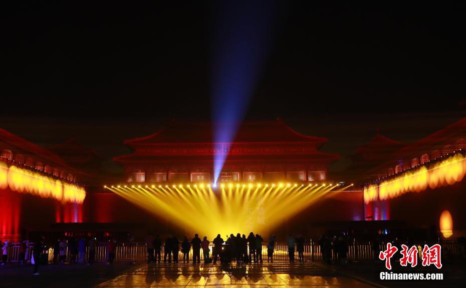 2月18日，北京故宫午门调试灯光。19日和20日，故宫博物院将建院94年来首次举办“灯会”，紫禁城古建筑群首次在晚间被较大规模点亮。中新社记者 杜洋 摄
