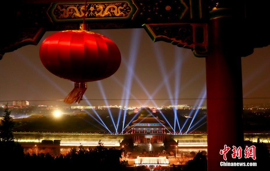 2月18日，北京故宫亮起灯光。中新社记者 杜洋 摄
