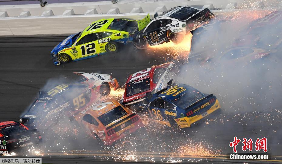 21辆赛车激烈碰撞，现场火花四溅。 图片来源：中新网