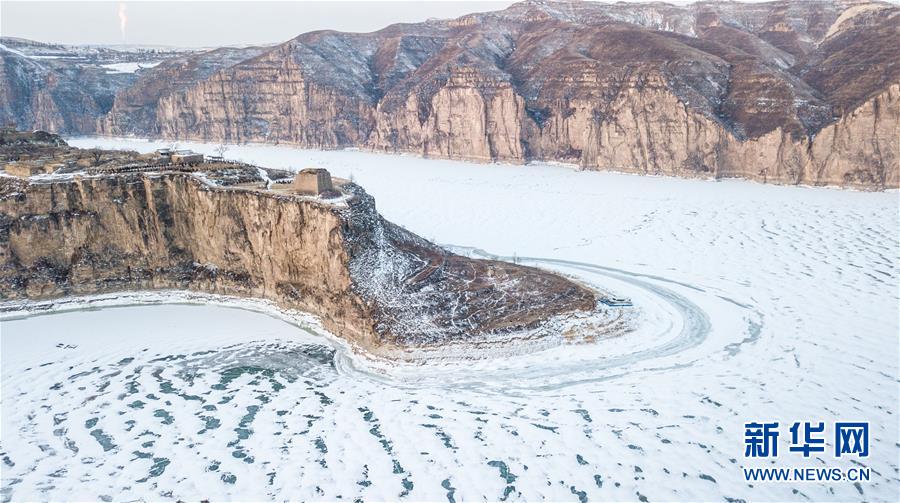 这是2月17日无人机拍摄的老牛湾雪景。黄河老牛湾位于山西省和内蒙古自治区交界处。

　　近日，老牛湾迎来降雪，呈现出苍茫雄浑的景象。

　　新华社记者 彭源 摄
