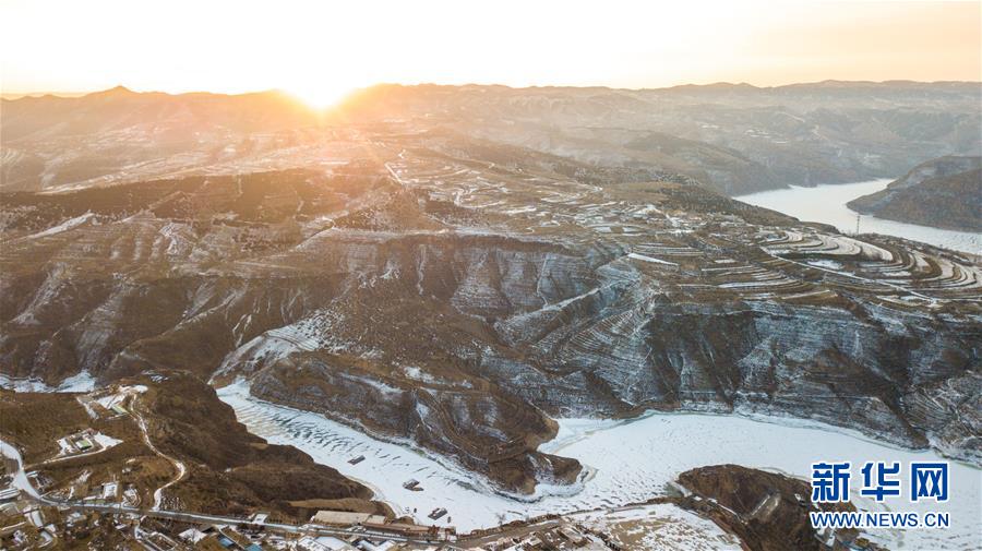 这是2月17日无人机拍摄的老牛湾雪景。 黄河老牛湾位于山西省和内蒙古自治区交界处。 新华社记者 彭源 摄