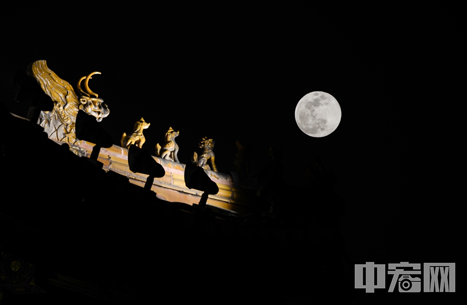 2月19日是农历正月十五，也是元宵节。本年度最大最圆的“超级月亮”刚好“巧遇”元宵节。图为在北海公园拍摄的“超级月亮”。（多重曝光） 中宏网记者 富宇 摄