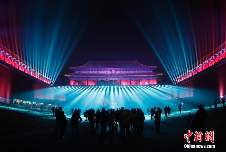 这是故宫博物院建院94年来第一次在晚间免费对公众开放，也是紫禁城古建筑群第一次在晚间被较大规模点亮。 中新社记者 杜洋 摄