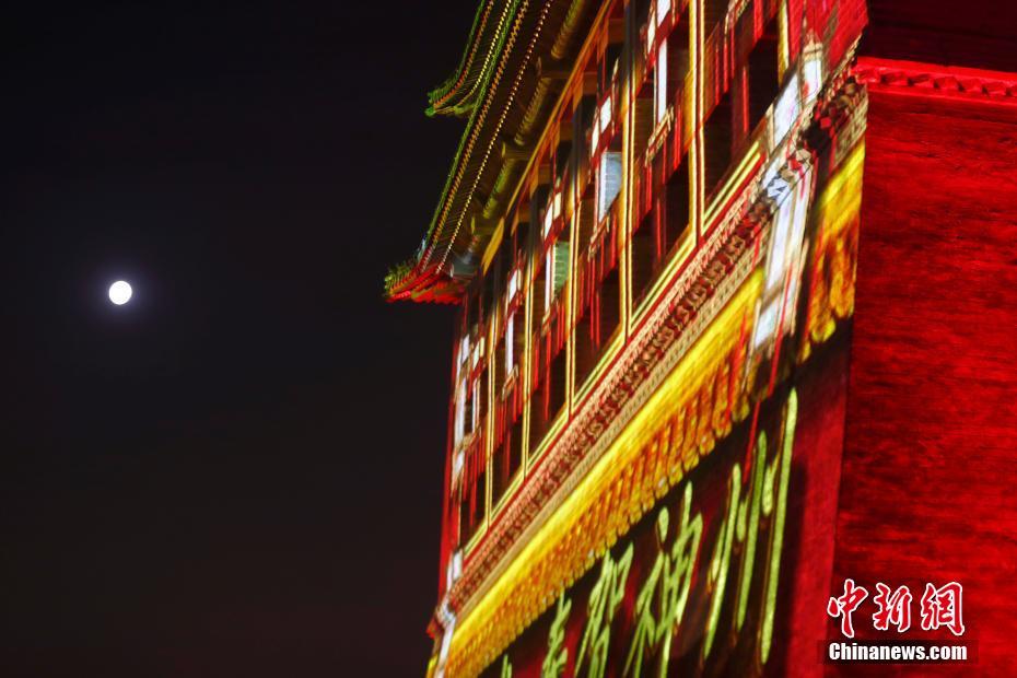 北京德胜门城楼上演灯光秀。中新社记者 富田 摄
