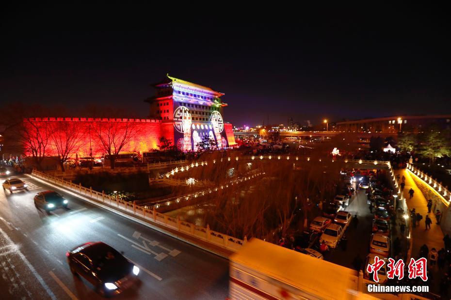 2月19日元宵节，北京德胜门城楼上演灯光秀。中新社记者 富田 摄