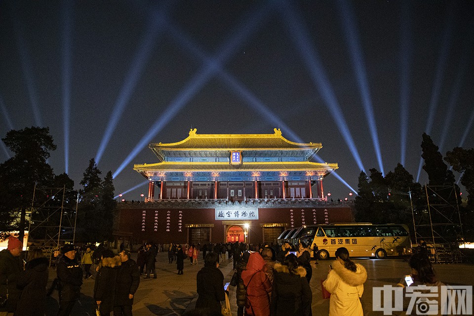 中宏网2月20日电（记者 康书源）2月19日，元宵佳节巧遇今年最大最远的“超级月亮”。当晚，紫禁城古建筑群第一次在晚间被较大规模点亮。这也是建院94年的故宫博物院首次在晚间免费对公众开放。满月与紫禁城演绎的灯光秀遥相呼应，绘出北京城最美的夜景。中宏网记者 康书源 摄