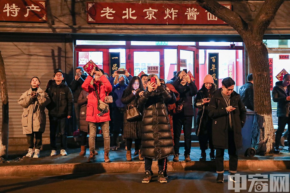 南池子大街一处，游客、市民驻足拍摄“元宵满月”。中宏网记者 康书源 摄