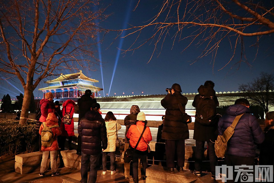 中宏网2月20日电（记者 康书源）2月19日，元宵佳节，故宫博物院开启为期两天的夜景灯光秀，吸引众多市民与摄影爱好者前往周边拍摄。