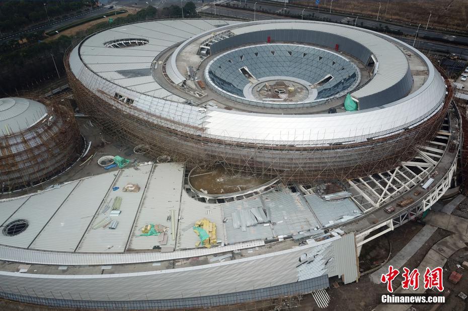 上海天文馆建成后为全球最大的天文馆，设计理念以弧线始发，一系列螺旋线条围绕着整个建筑，象征着天体运行的曲线。 张亨伟 摄 图片来源：中新网