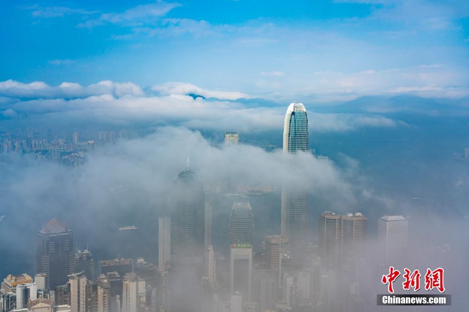2月21日，一股潮湿的海洋气流影响香港，维港上空出现难得一见的平流雾，宛如人间仙境。中新社记者 张炜 摄
