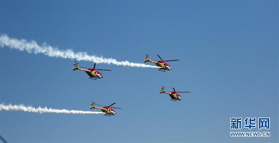 这是2月20日在印度班加罗尔拍摄的航空展上的飞行表演。 新华社记者姜磊摄