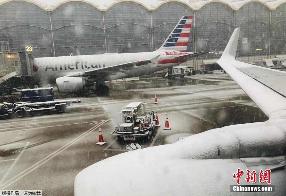 当地时间2月20日，美国华盛顿特区里根机场内飞机被积雪覆盖。据报道，当日清晨华盛顿就已下起了大雪，由于该地区天气预报称可能出现具有破坏性的冬季风暴，当地部分政府机构及学校已经关闭。 图片来源：中新网
