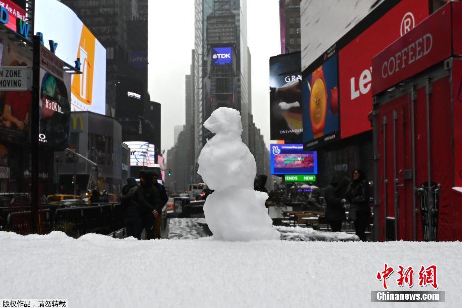 美国国家气象局预计，华盛顿地区20日将降雪100至166毫米。图为美国纽约时代广场上堆起的一个雪人。 图片来源：中新网