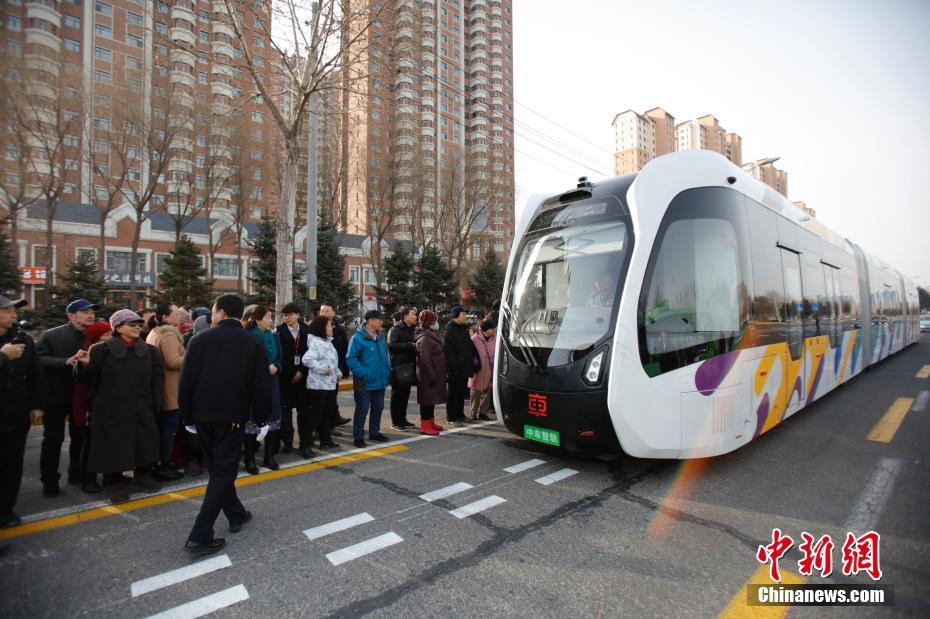 哈尔滨智轨电车载客试运行市民免费乘坐