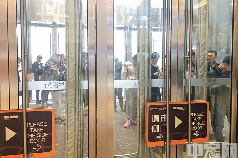 2月26日上午十点，小米9正式开售。顾客商场外排队数百米，北京一门店内，开售的几分钟内小米9就被米粉抢购一空。图为十点商场开门前，顾客排队等待进入。中宏网记者 康书源 摄
