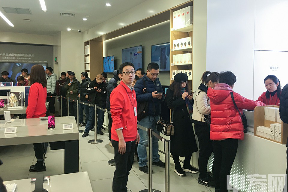 2月26日上午十点，小米9正式开售。顾客商场外排队数百米，北京一门店内，开售的几分钟内小米9就被米粉抢购一空。图为顾客排队付款。中宏网记者 康书源 摄