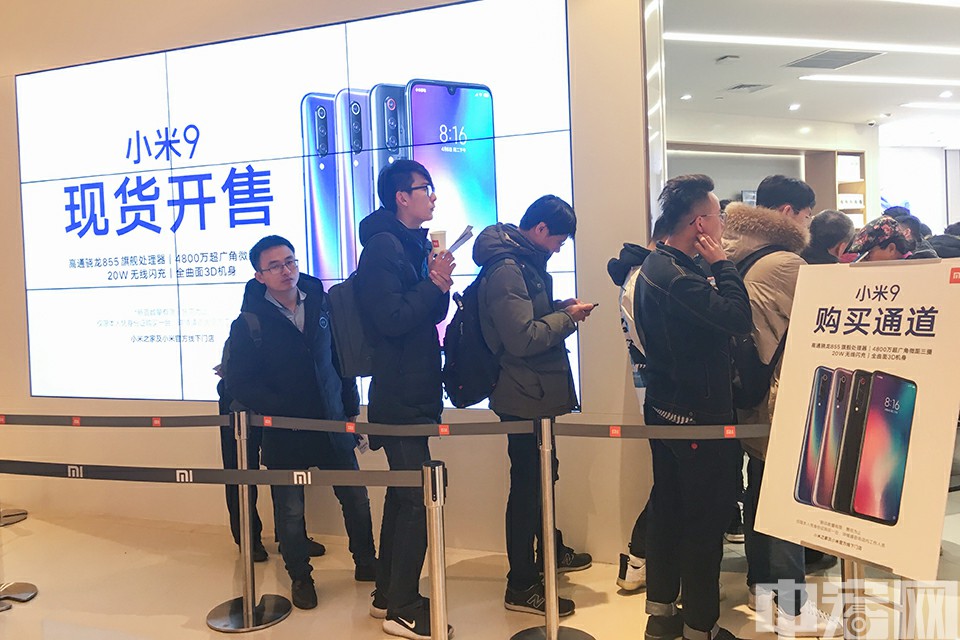 2月26日上午十点，小米9正式开售。顾客商场外排队数百米，北京一门店内，开售的几分钟内小米9就被米粉抢购一空。图为付款顾客已排到了店外。中宏网记者 康书源 摄
