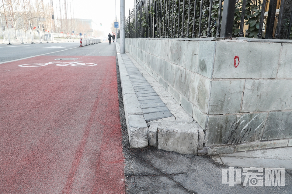 3月4日，记者在北京东城区龙潭路发现一段“最窄人行道”，这段人行道宽度不足50公分，且还有两根路灯，令途经此处的行人只好走上一旁的非机动车道。