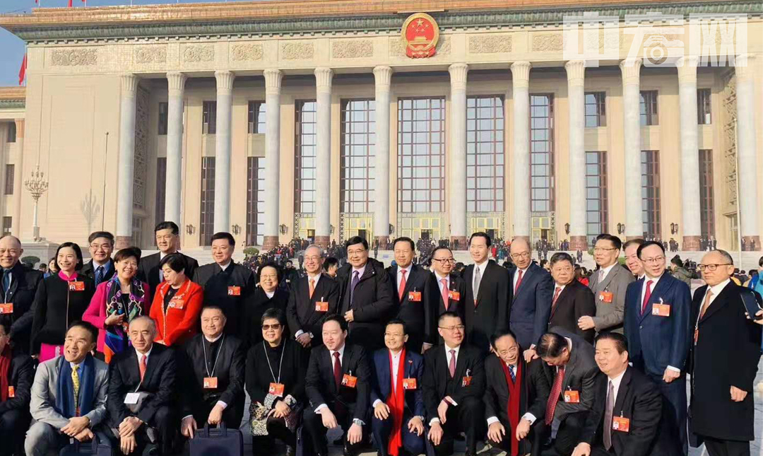 3月5日，来京参加两会的代表、委员在人民大会堂前留影。