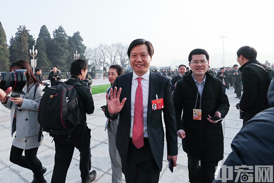 3月5日，第十三届全国人民代表大会第二次会议在北京人民大会堂开幕。图为全国人大代表雷军走向会场。中宏网记者 富宇 摄
