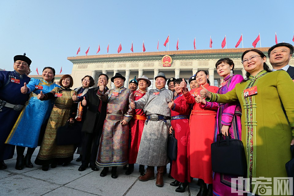 3月5日，第十三届全国人民代表大会第二次会议在北京人民大会堂开幕。图为内蒙古代表团一起在会场前合影。中宏网记者 富宇 摄
