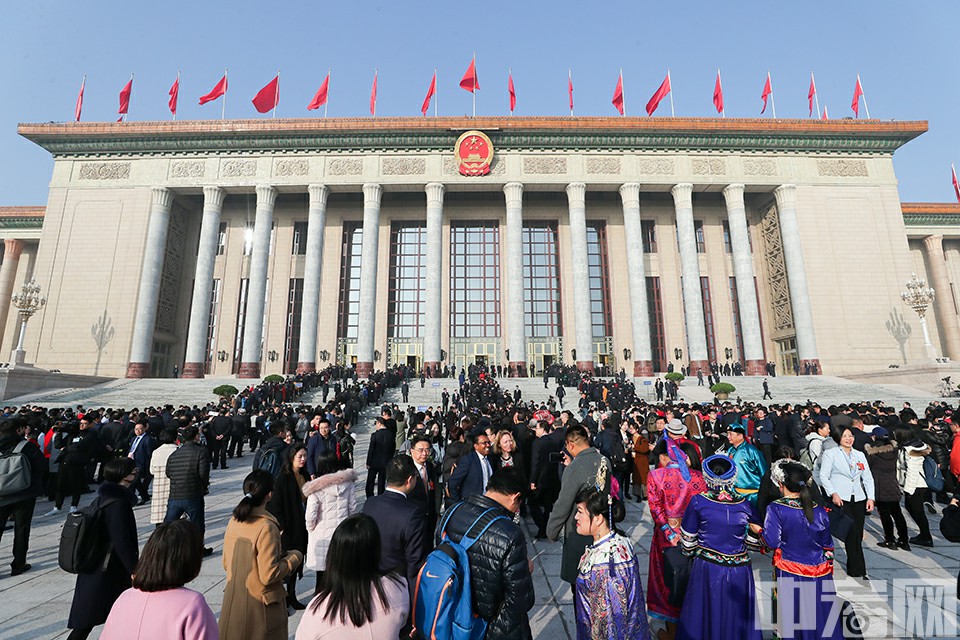 3月5日，第十三届全国人民代表大会第二次会议在北京人民大会堂开幕。图为全国人大代表步入会场。中宏网记者 富宇 摄