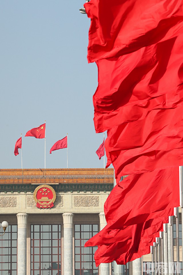 图为天安门广场上红旗飘扬。中宏网记者 富宇 摄