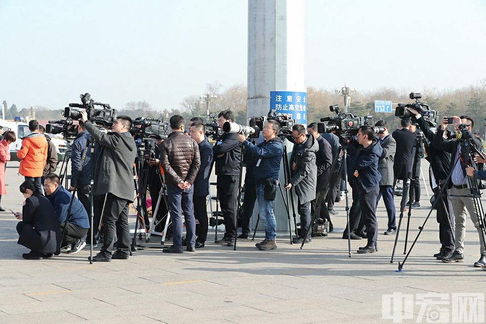 图为众多媒体记者在会场外拍摄。中宏网记者 富宇 摄