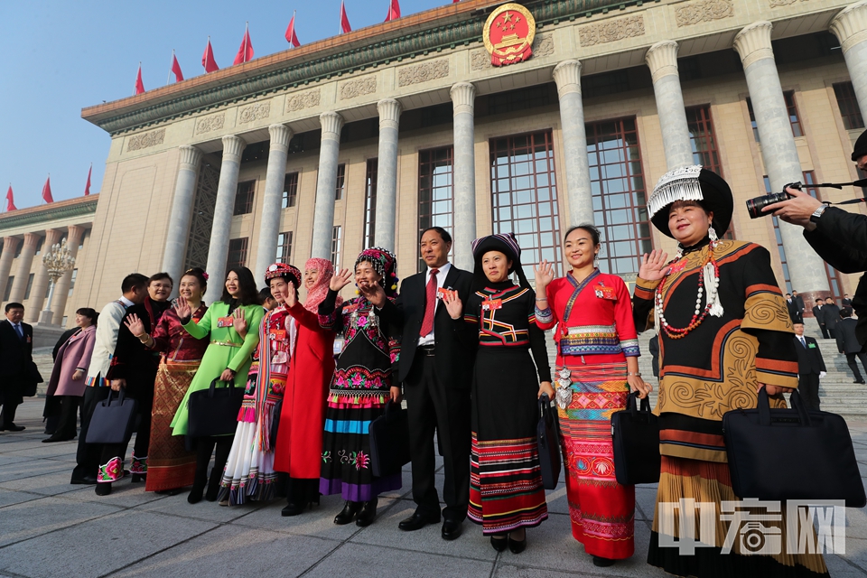 3月5日，第十三届全国人民代表大会第二次会议在北京人民大会堂开幕。在人民大会堂外，身着各民族传统服饰的少数民族代表格外抢眼，成为两会上靓丽的一景。 中宏网记者 富宇 摄
