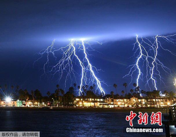 当地时间3月5日，美国加州圣巴巴拉市，暴风雨临近，一道道闪电在圣巴巴拉市上空炸裂开来，格外震撼。 图片来源：中新网