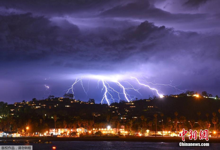 当地时间3月5日，美国加州圣巴巴拉市，暴风雨临近，一道道闪电在圣巴巴拉市上空炸裂开来，格外震撼。 图片来源：中新网