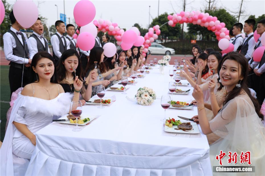 3月7日，为了给“女生节”的女生们一个惊喜，四川成都一高校的男生们打造了一个浪漫的草坪派对。熊云竹 摄 图片来源：中新网