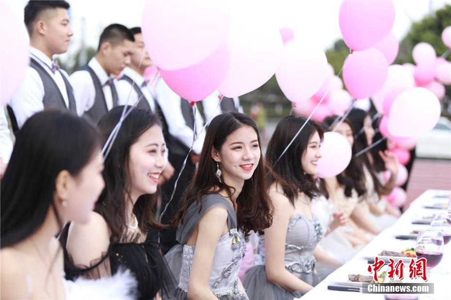 3月7日，为了给“女生节”的女生们一个惊喜，四川成都一高校的男生们打造了一个浪漫的草坪派对。 熊云竹 摄 图片来源：中新网