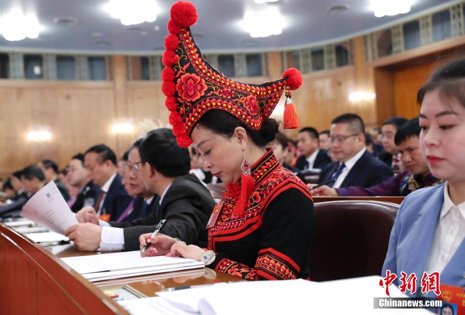 3月5日，十三届全国人大二次会议在北京人民大会堂开幕。图为会场内的一位少数民族女代表。 中新社记者 刘震 摄