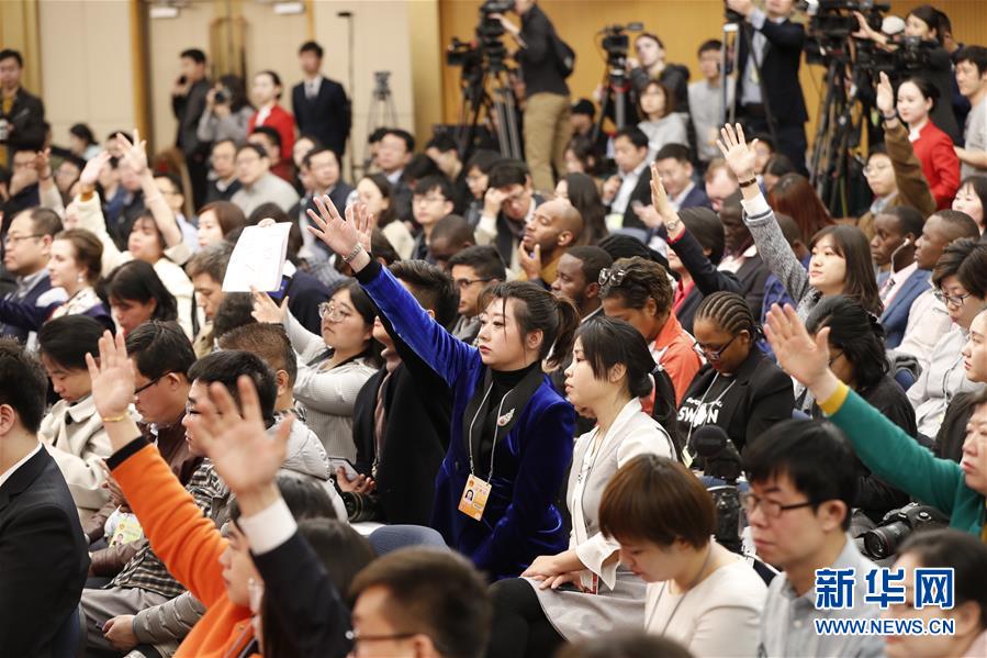 3月6日，十三届全国人大二次会议新闻中心举行记者会，邀请国家发展和改革委员会主任何立峰，副主任宁吉喆、连维良就“大力推动经济高质量发展”相关问题回答中外记者的提问。这是记者在举手提问。 新华社记者 沈伯韩 摄
