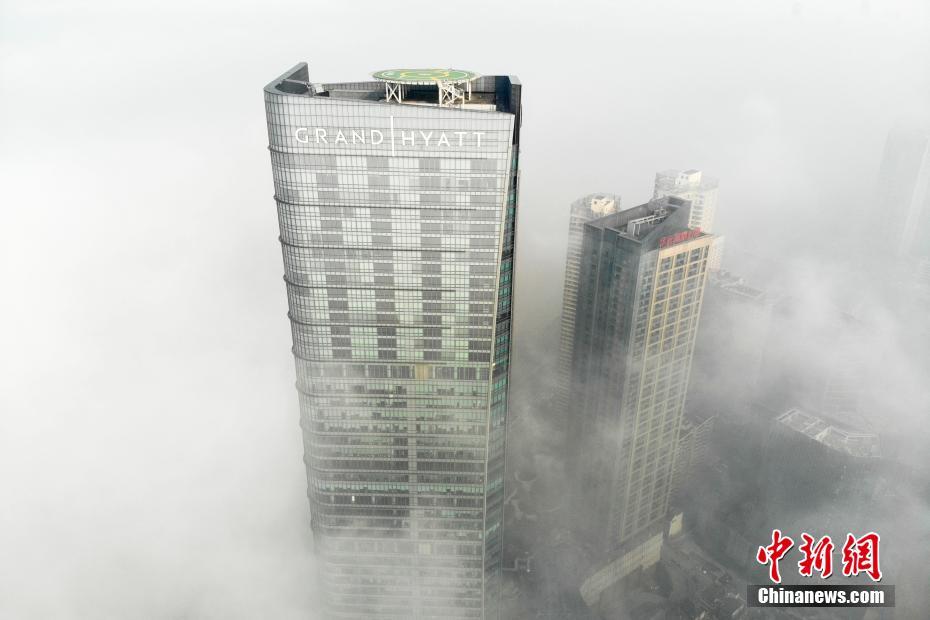 湖南长沙遭遇大雾锁城。 图片来源：中新网