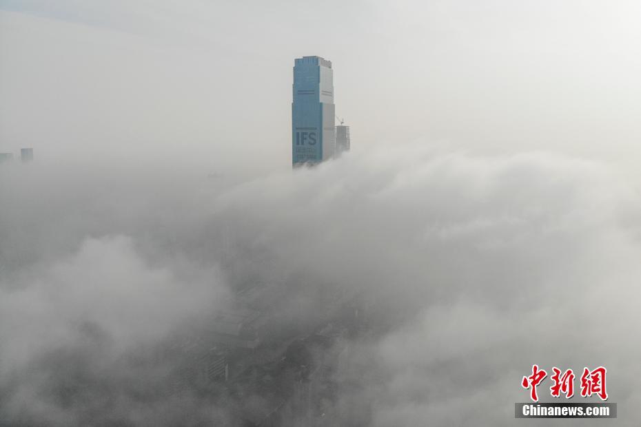 建筑物穿雾而出犹如空中楼阁。 图片来源：中新网
