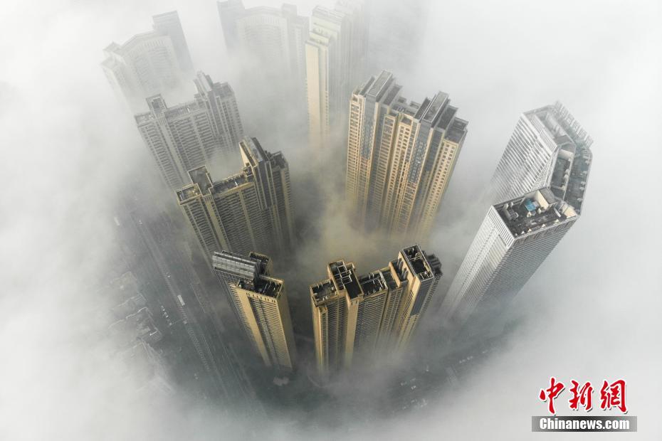 3月10日，湖南长沙遭遇大雾锁城，建筑物穿雾而出犹如仙境。 杨华峰 摄 图片来源：中新网