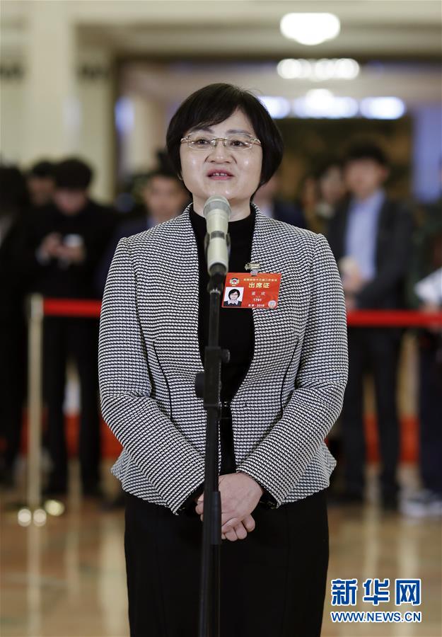 3月13日，全国政协十三届二次会议在北京人民大会堂举行闭幕会。这是全国政协委员梁琰在“委员通道”接受采访。 新华社记者 沈伯韩 摄