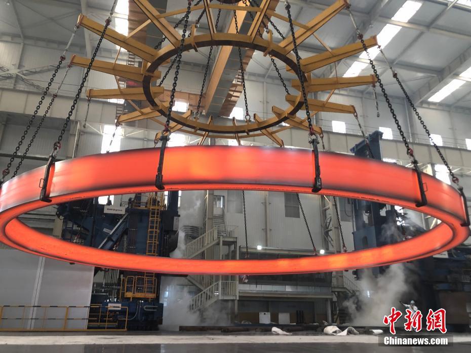 3月12日，中国科学院金属研究所发布消息称，利用该所研发的金属构筑成形技术，世界上最大的无焊缝整体不锈钢环形锻件顺利轧制成功。该环件直径达15.6米，重达150吨，首次实现了百吨级金属坯分级构筑成形，这也是目前世界上直径最大、重量最大的整锻式不锈钢环形件。中新社发 刘言 摄