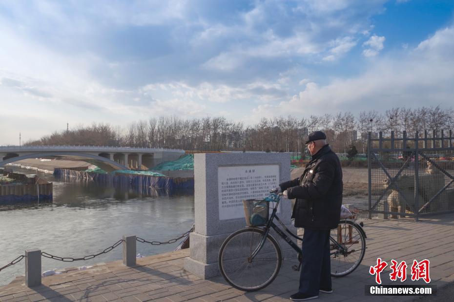市民推自行车经过北京永通桥。 中新社记者 贾天勇 摄