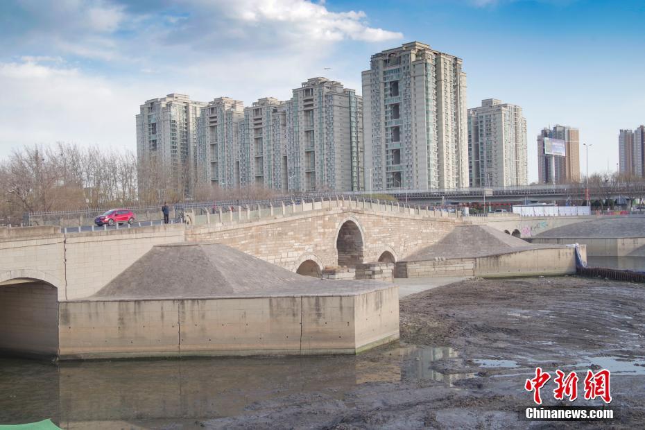 3月13日，573岁的北京永通桥仍在服务于市政交通。永通桥始建于1446年，因地处通州城西八里处，又被称为八里桥。是全国重点文保单位，2014年录入世界文化遗产京杭大运河的文物名录。 中新社记者 贾天勇 摄